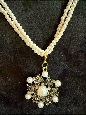 Gold Pearl Snowflake Pendant Necklace in White 18”